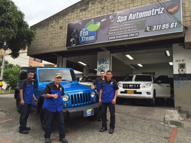 El equipo del spa automotriz en 2014 frente al taller, con un Jeep azul y el aviso «Eco Steam · Spa Automotriz»